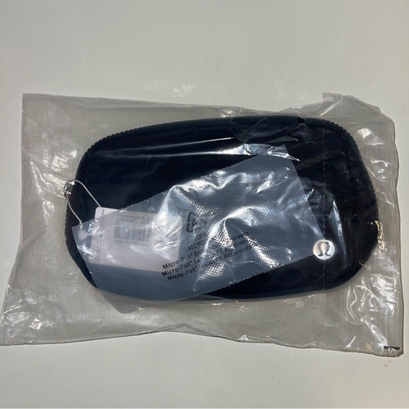 NWT Lululemon Belt Bag Black - Picture 2 of 4